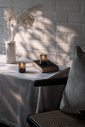 Ljuslykta i frostat glas med LED-ljus - grå 6x7cm